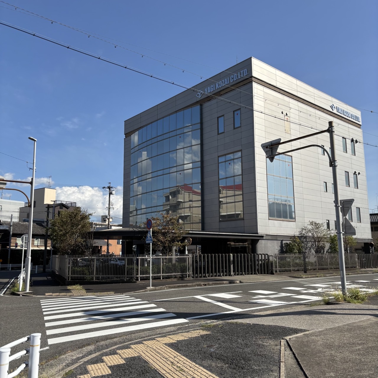 郵便ポストが目印の角を左折する様子