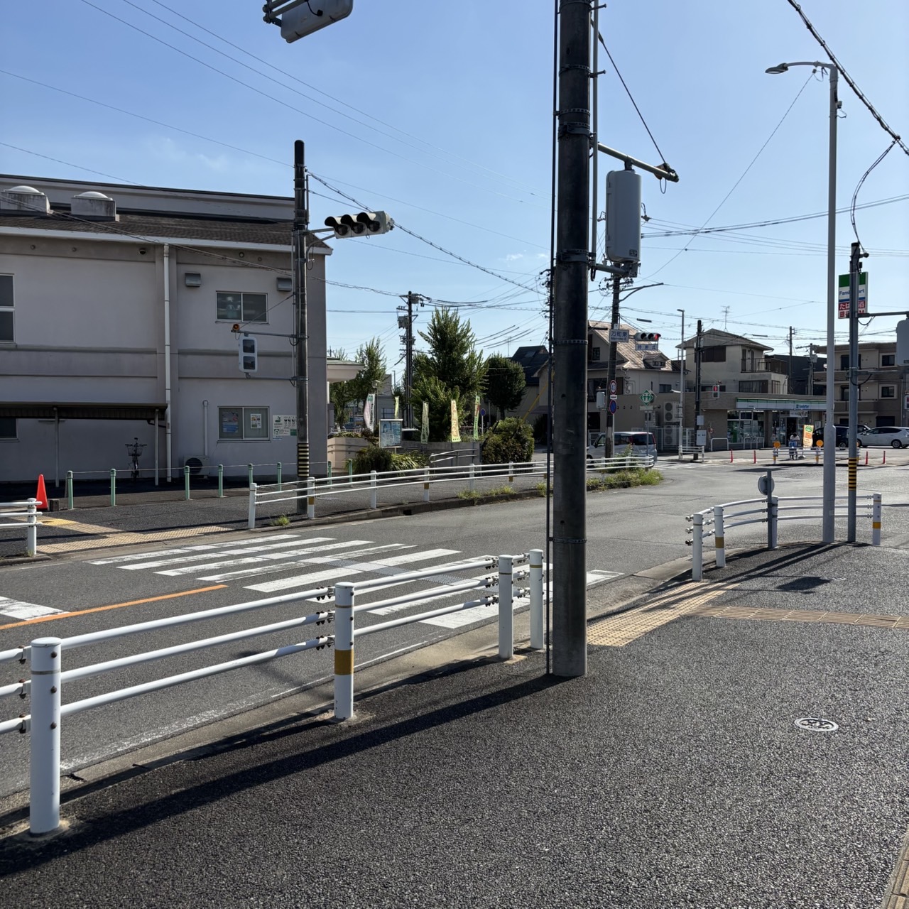 駅前の商店街を直進する場面