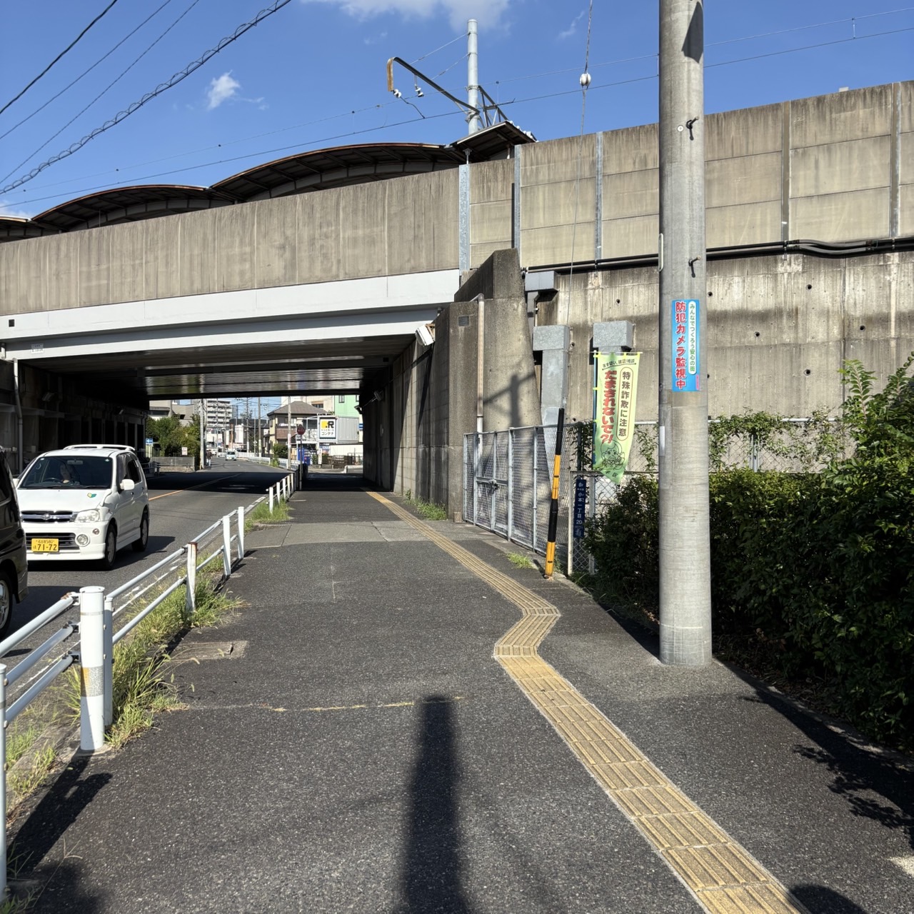 左手の銀行が目印の角を左折する場面