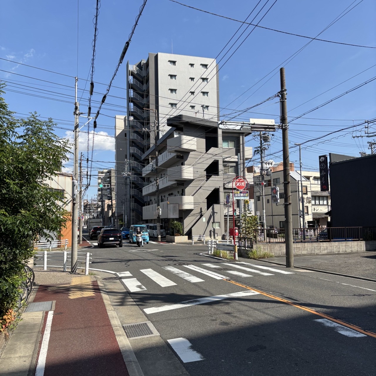 駅前の大通りを直進する場面