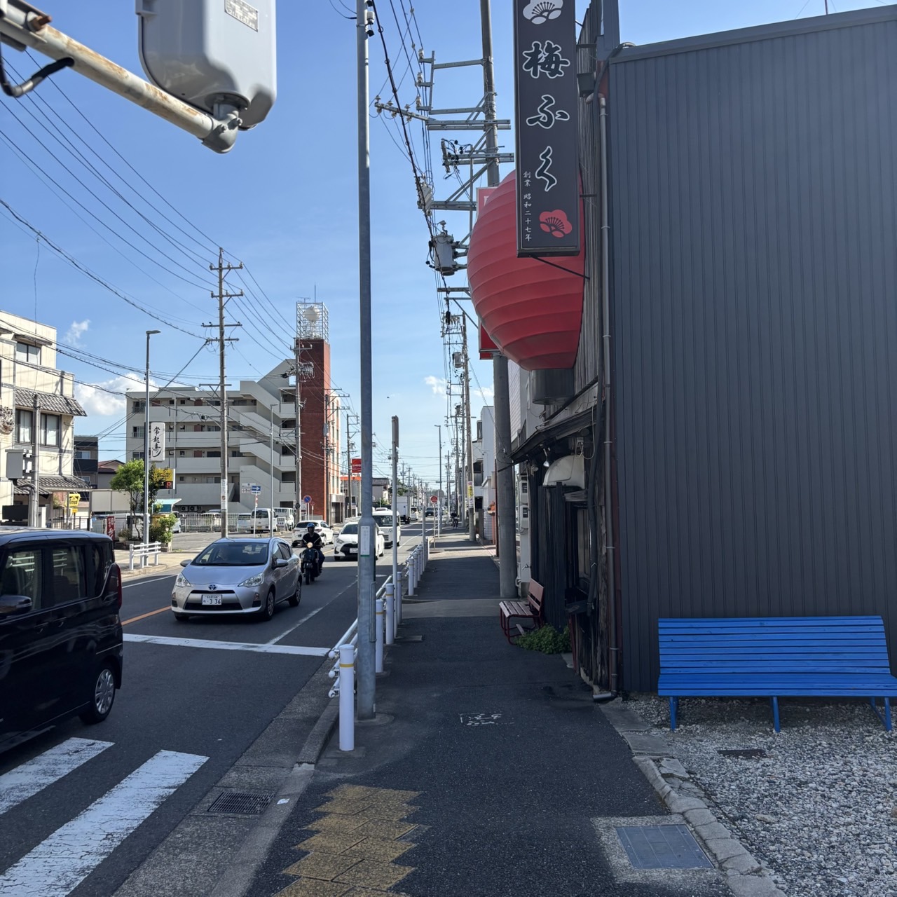 右手のコンビニが目印の交差点を右折する場面